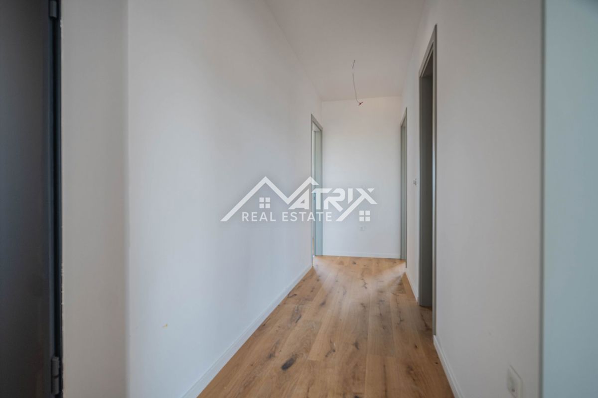 Pulj, kakovostno trisobno stanovanje z ložami, shrambo in 2 parkirnima mestoma