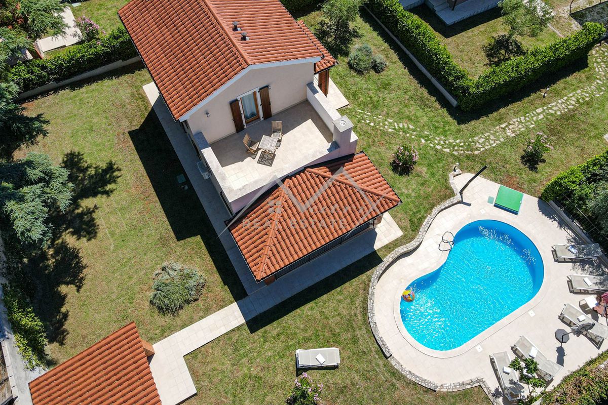 Okolica Poreča, Vila z bazenom na odlični lokaciji!