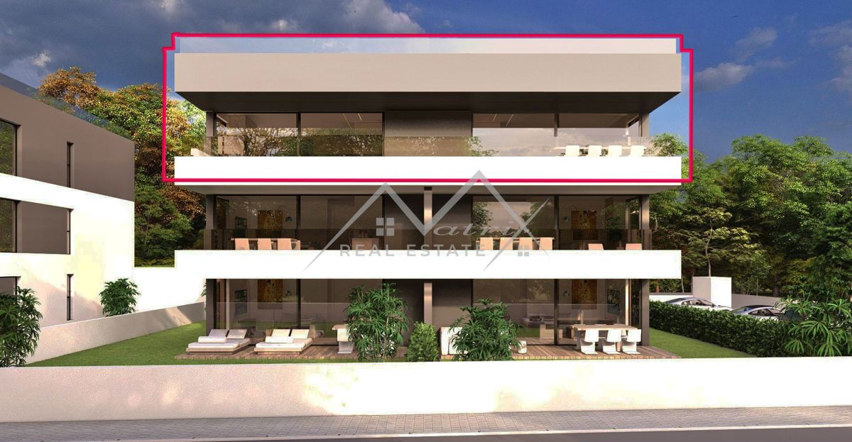 Poreč,Luksuzen PENTHAUSE s teraso, 2 km od centra Poreča