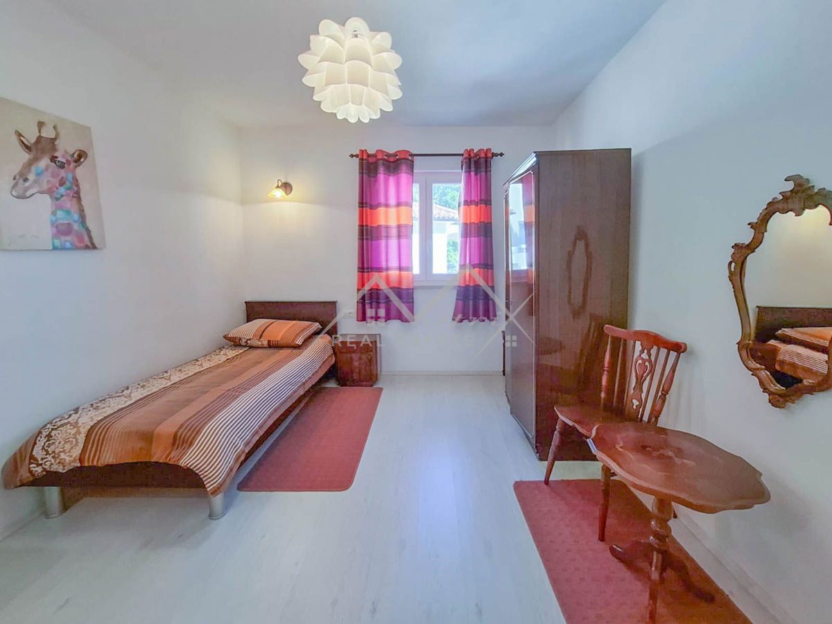 Poreč okolica, Elegantna pritlična vila z bazenom in velikim vrtom