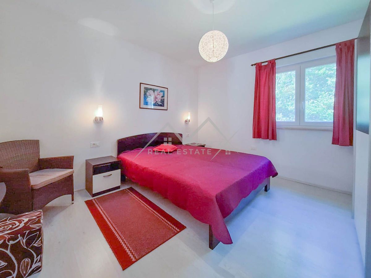 Poreč okolica, Elegantna pritlična vila z bazenom in velikim vrtom