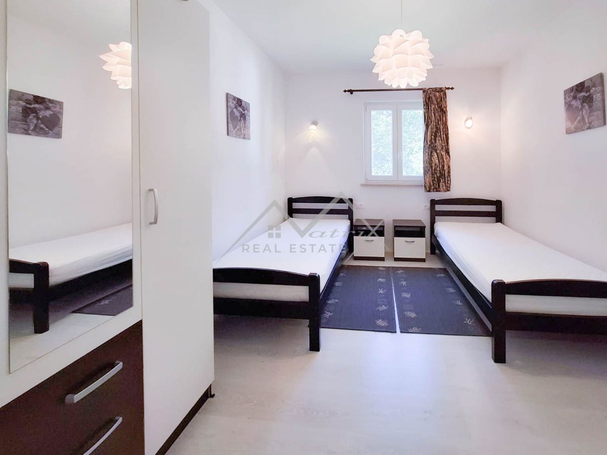Poreč okolica, Elegantna pritlična vila z bazenom in velikim vrtom