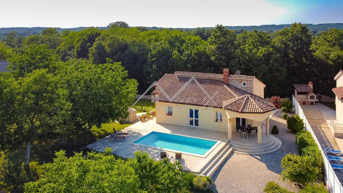 Poreč okolica, Elegantna pritlična vila z bazenom in velikim vrtom