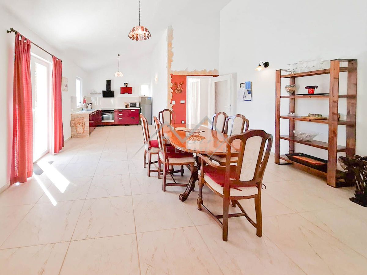 Poreč okolica, Elegantna pritlična vila z bazenom in velikim vrtom