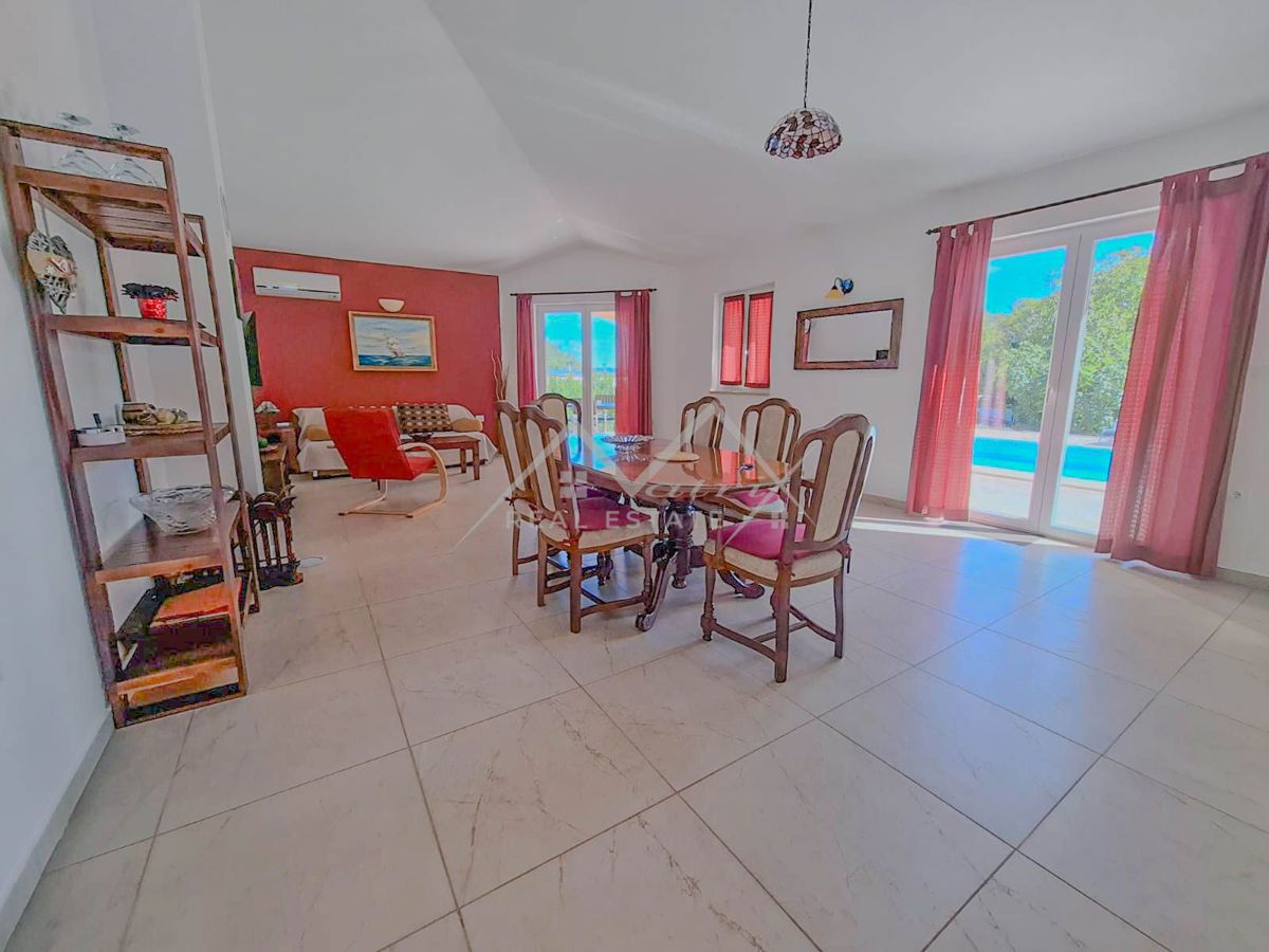 Poreč okolica, Elegantna pritlična vila z bazenom in velikim vrtom