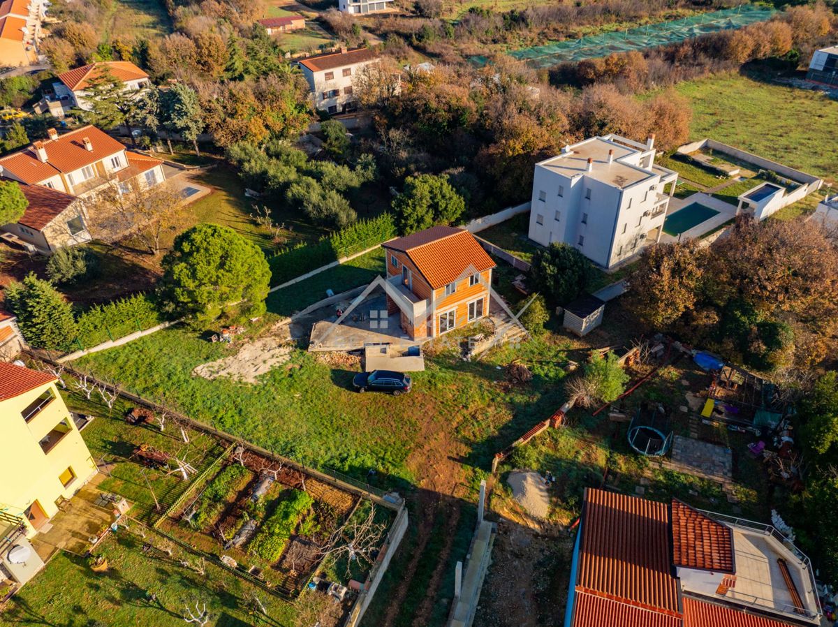 Medulin, hiša v fazi prenove 800 m od morja, Priložnost!