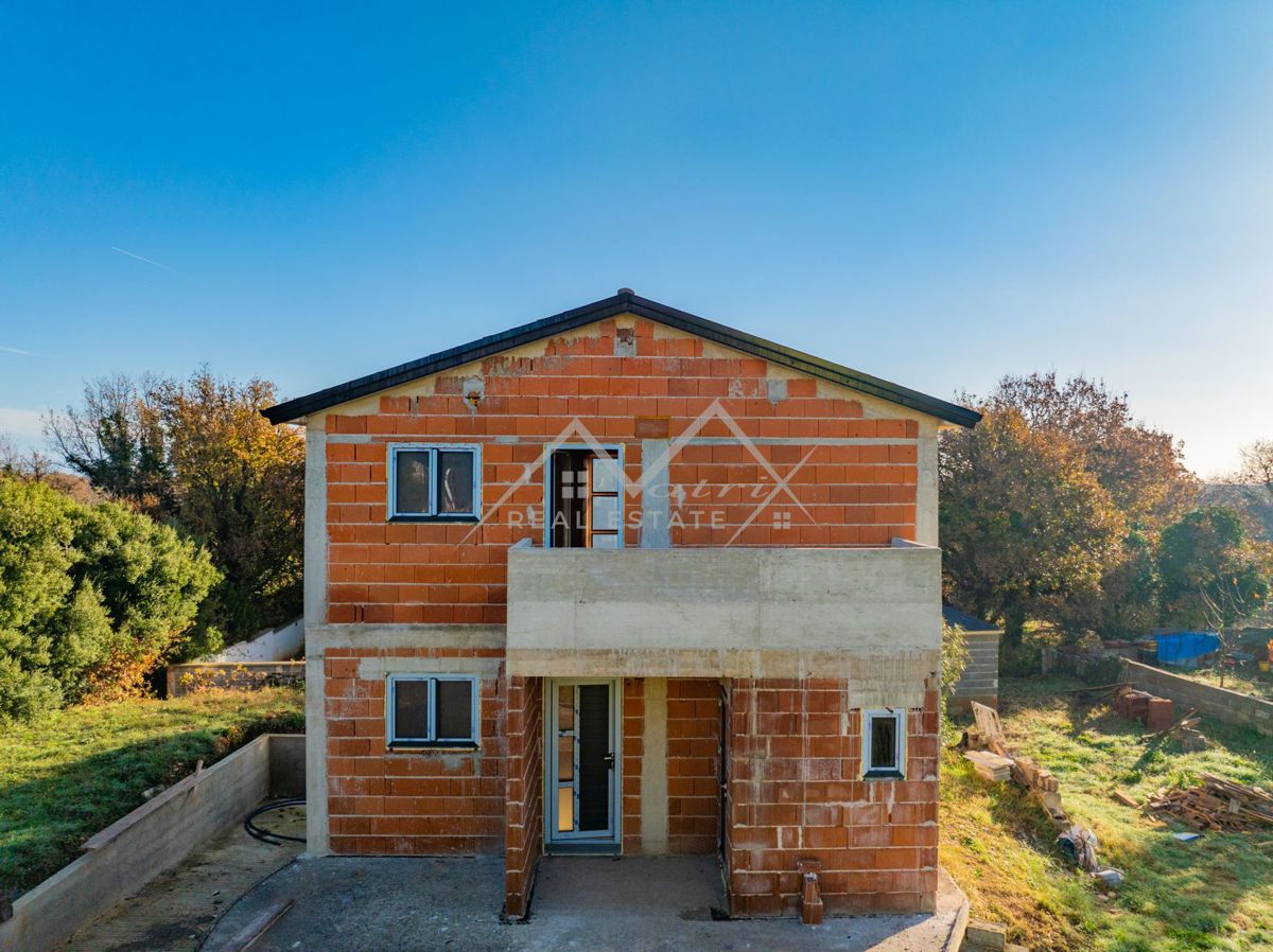 Medulin, hiša v fazi prenove 800 m od morja, Priložnost!