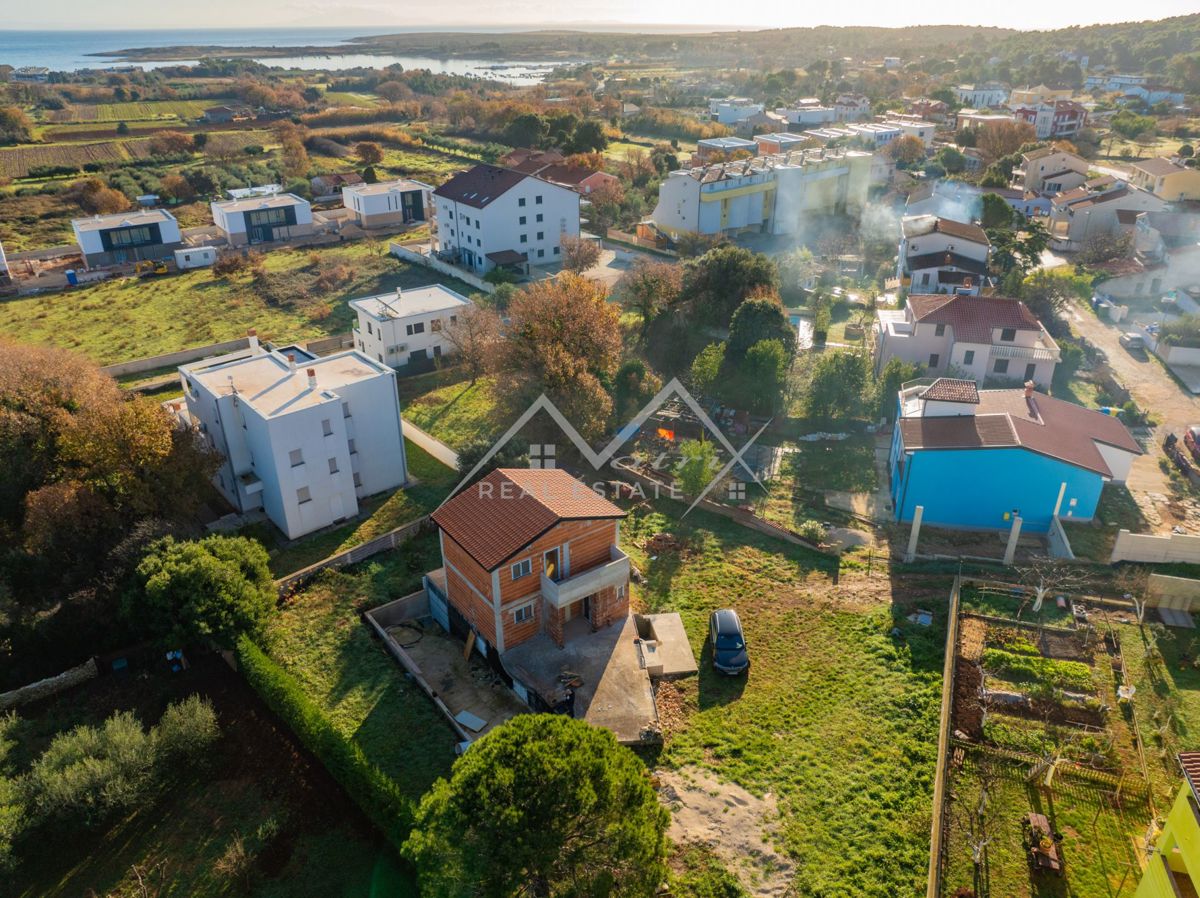 Medulin, hiša v fazi prenove 800 m od morja, Priložnost!