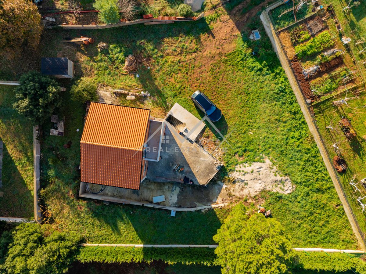 Medulin, hiša v fazi prenove 800 m od morja, Priložnost!