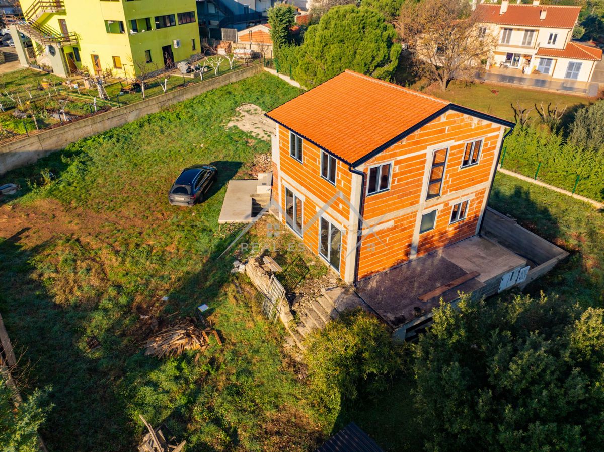 Medulin, hiša v fazi prenove 800 m od morja, Priložnost!