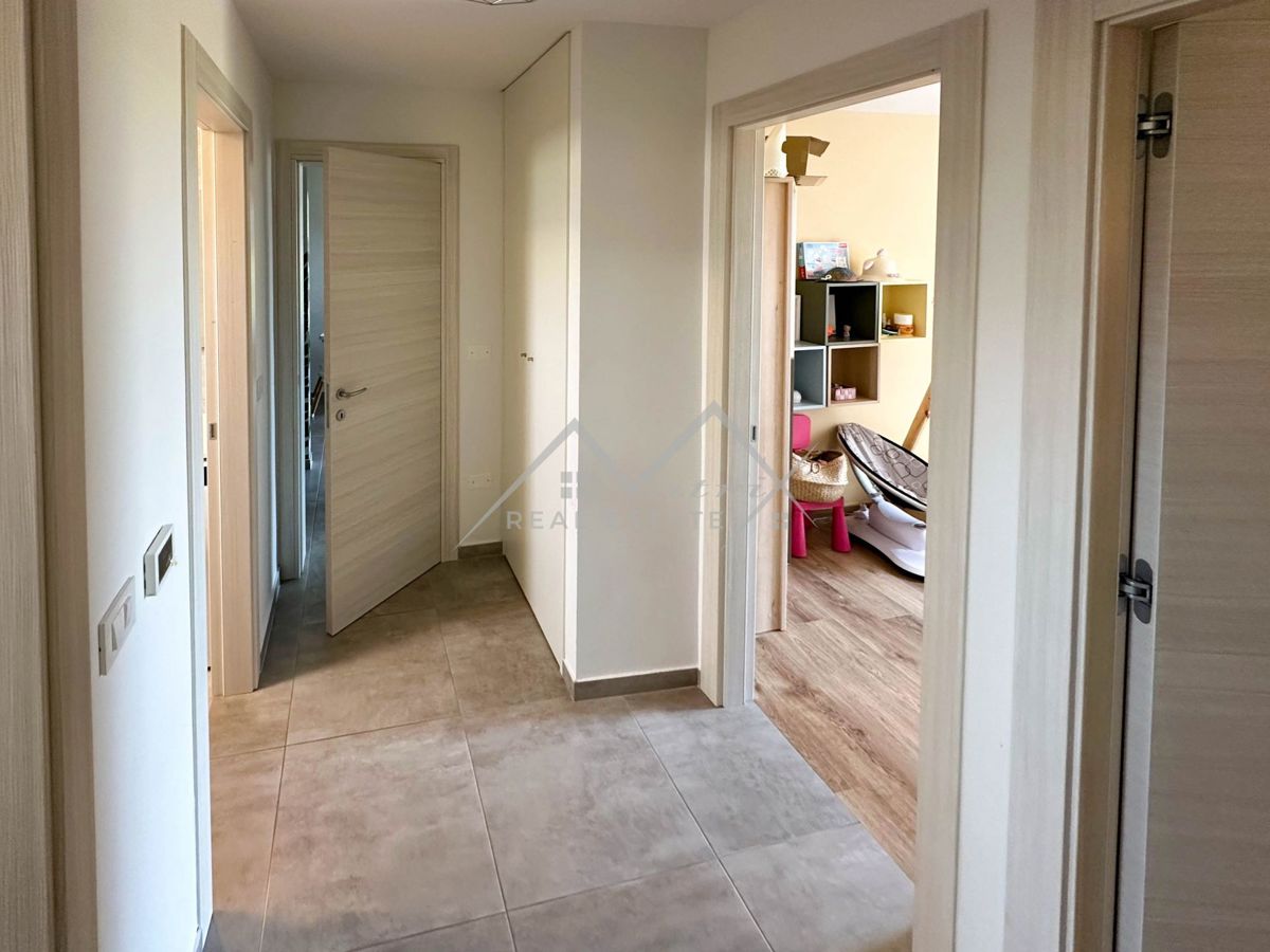 Novigrad, prenovljeno stanovanje v drugem nadstropju