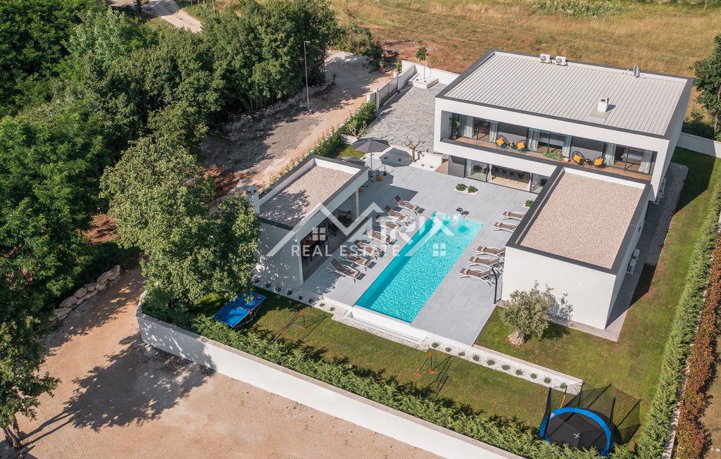 Svetvinčenat luksuzna hiša s 5 spalnicami na odlični lokaciji