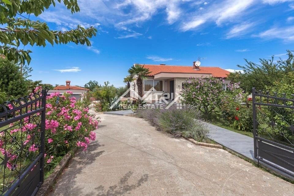 Poreč okolica, čudovita vila z bazenom in prostornim dvoriščem