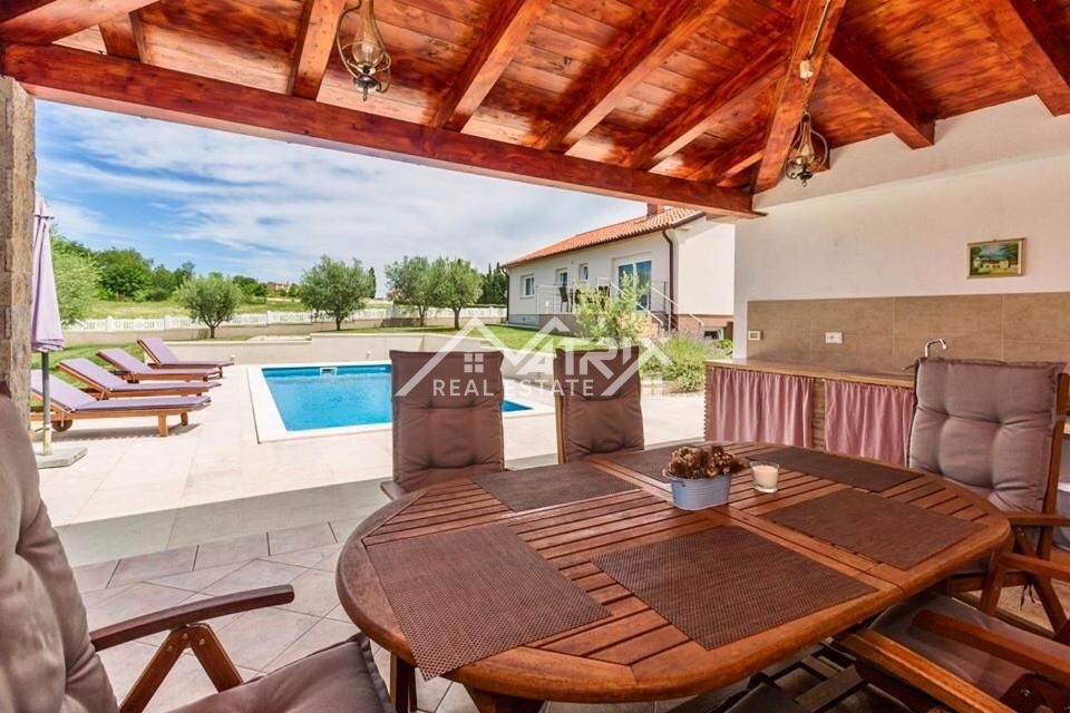 Poreč okolica, čudovita vila z bazenom in prostornim dvoriščem