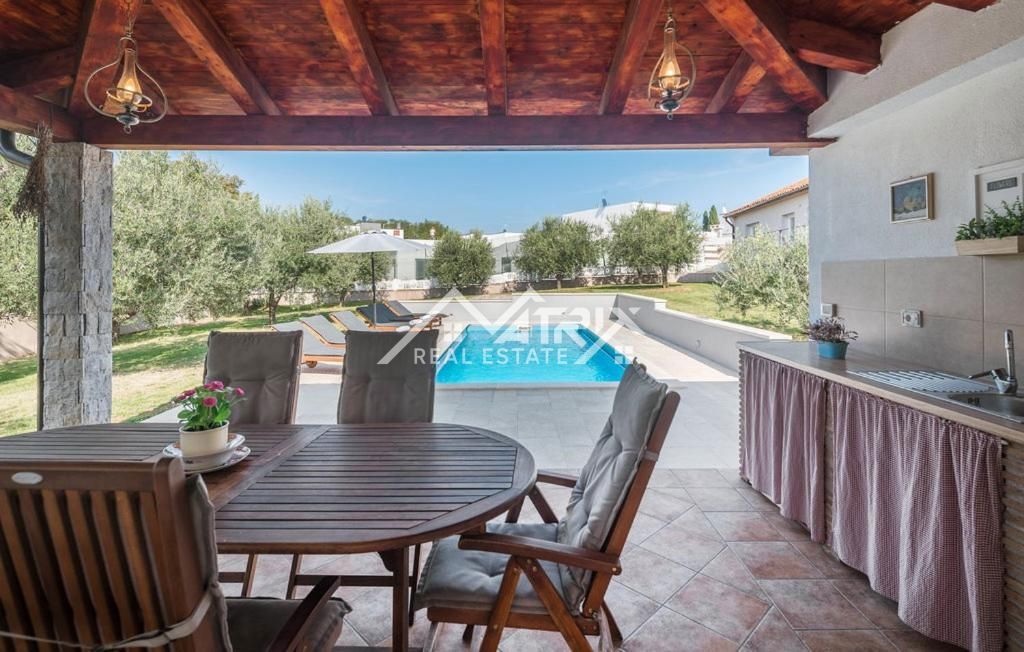 Poreč okolica, čudovita vila z bazenom in prostornim dvoriščem