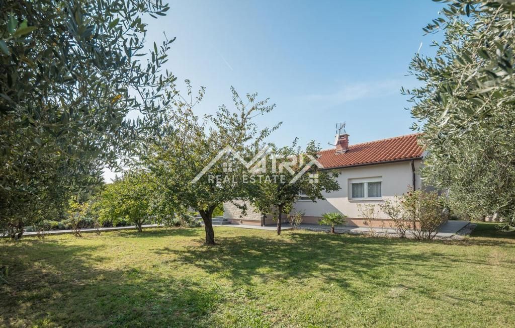 Poreč okolica, čudovita vila z bazenom in prostornim dvoriščem