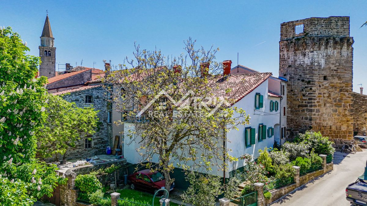 Buje, Kamnita hiša z dvoriščem in pogledom na morje v starem mestnem jedru