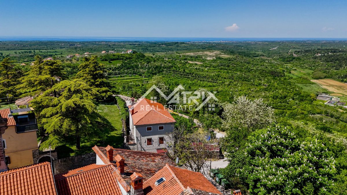 Buje, Kamnita hiša z dvoriščem in pogledom na morje v starem mestnem jedru