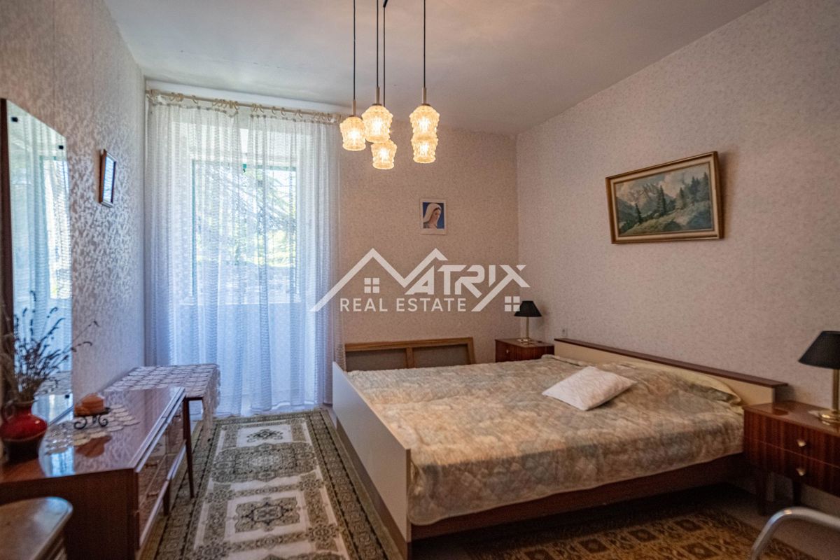 Buje, Kamnita hiša z dvoriščem in pogledom na morje v starem mestnem jedru