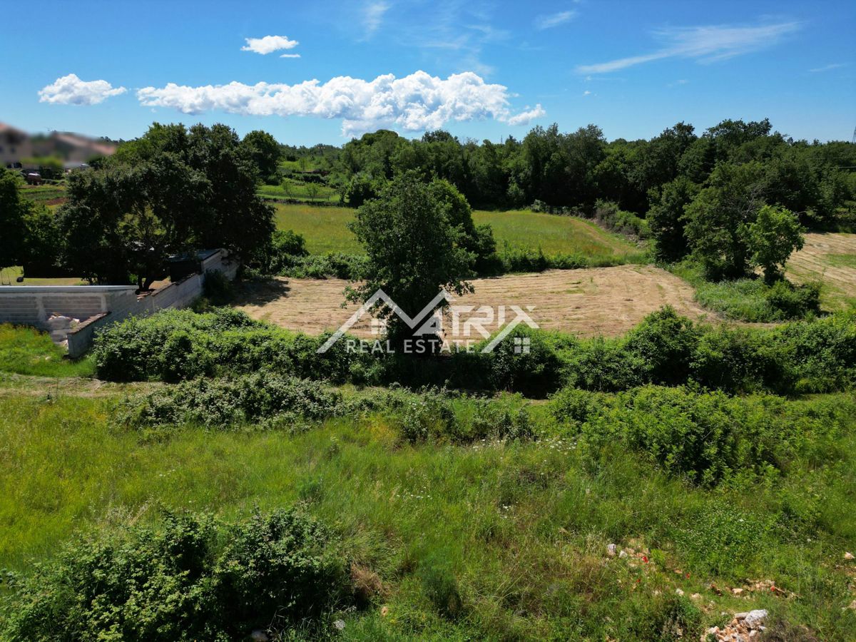 Poreč okolica, zazidljivo zemljišče v izmeri 692 m²