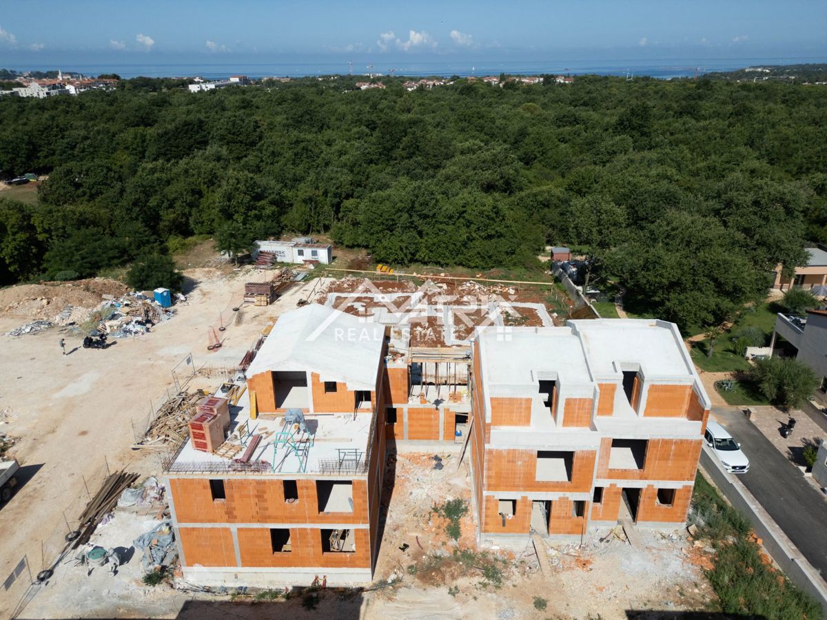 Poreč, moderna dvostanovanjska hiša z bazenom in strešno teraso