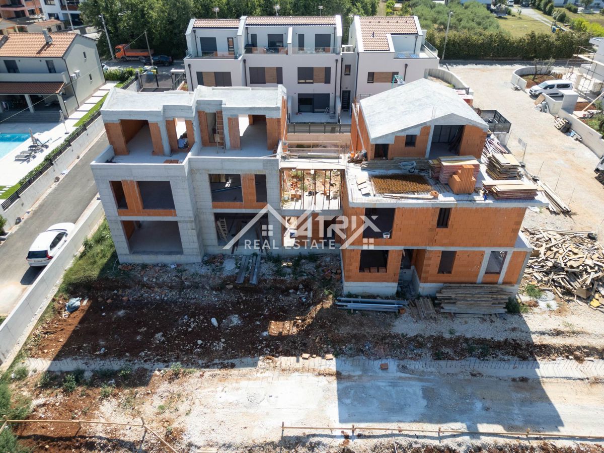 Poreč, moderna dvostanovanjska hiša z bazenom in strešno teraso