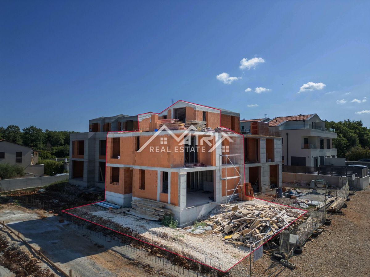 Poreč, moderna dvostanovanjska hiša z bazenom in strešno teraso