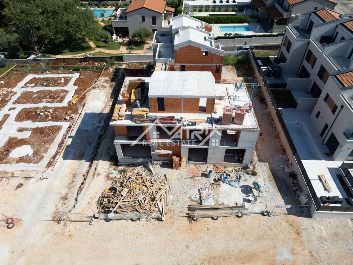 Poreč, moderna dvostanovanjska hiša z bazenom in strešno teraso