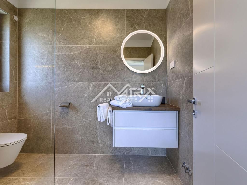 Poreč, Luksuzna moderna vila z bazenom in wellnessom