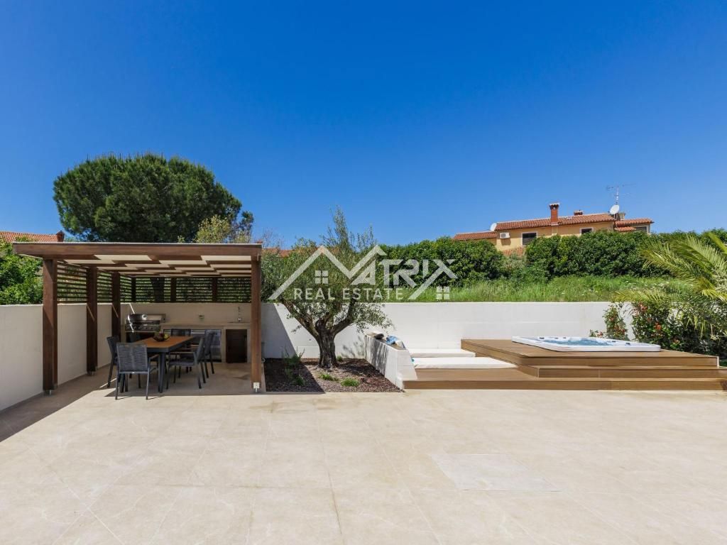 Poreč, Luksuzna moderna vila z bazenom in wellnessom