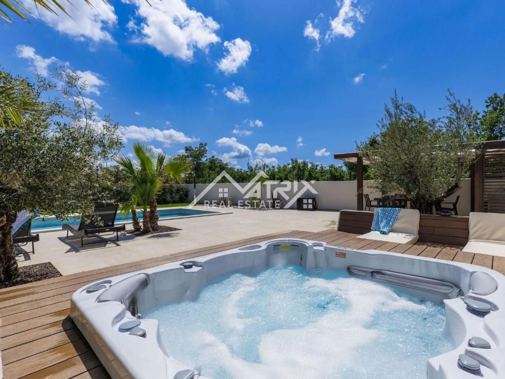 Poreč, Luksuzna moderna vila z bazenom in wellnessom