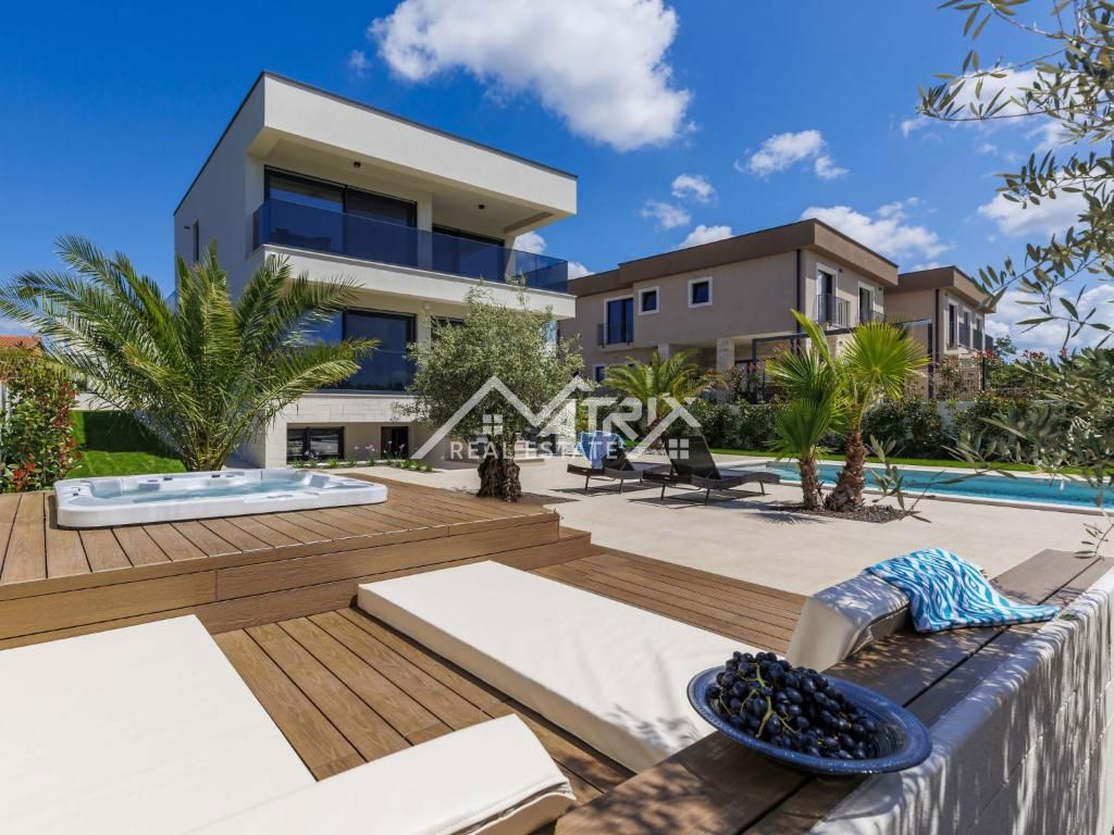 Poreč, Luksuzna moderna vila z bazenom in wellnessom