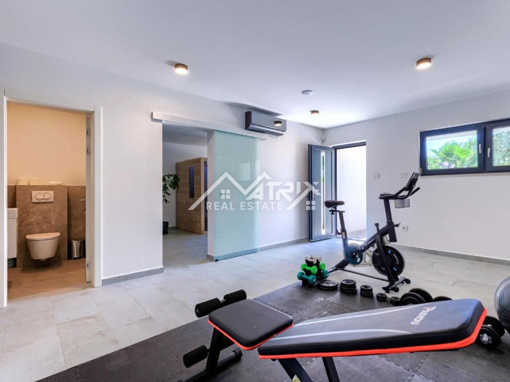 Poreč, Luksuzna moderna vila z bazenom in wellnessom
