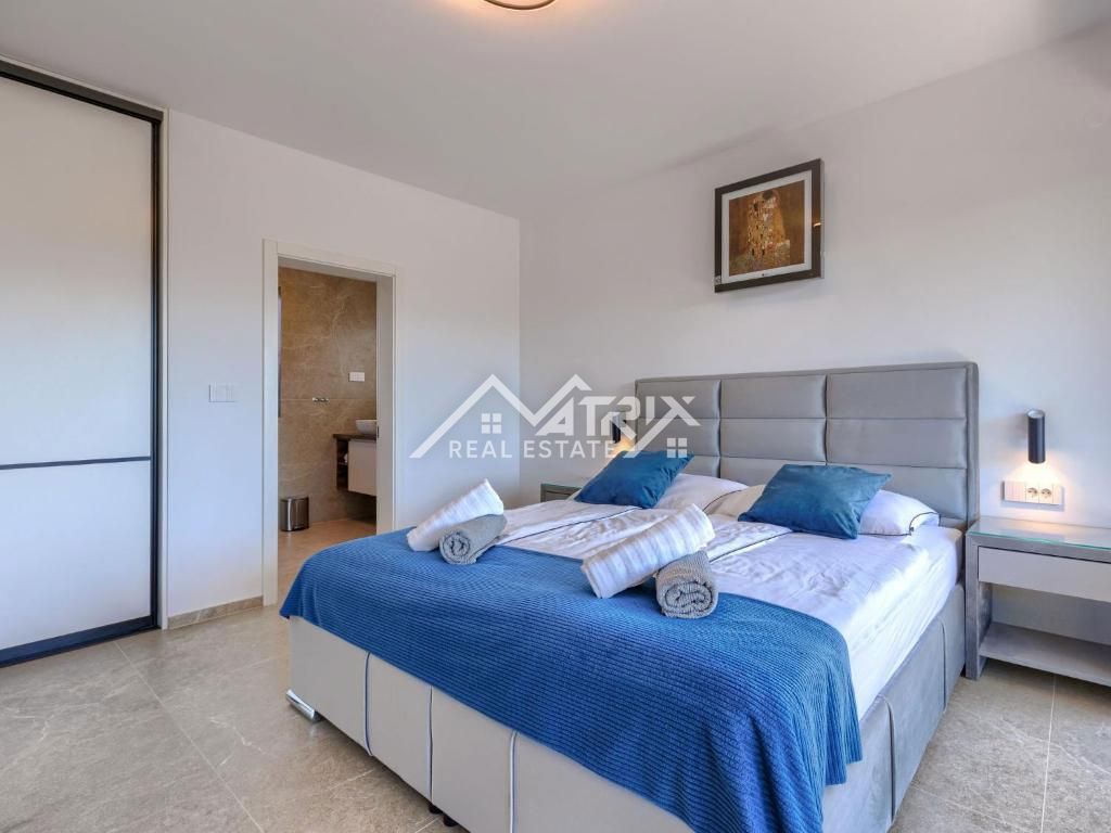 Poreč, Luksuzna moderna vila z bazenom in wellnessom