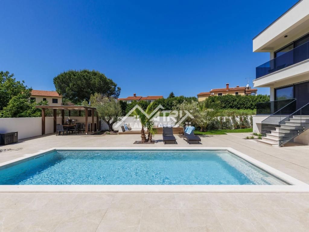 Poreč, Luksuzna moderna vila z bazenom in wellnessom