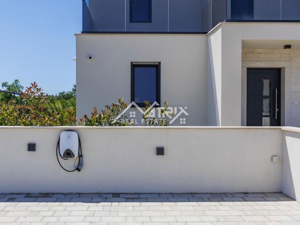 Poreč, Luksuzna moderna vila z bazenom in wellnessom