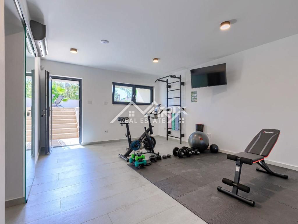 Poreč, Luksuzna moderna vila z bazenom in wellnessom
