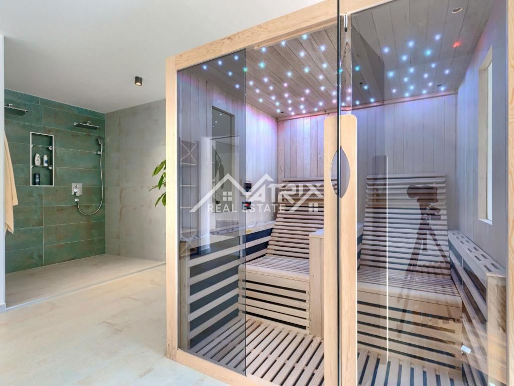 Poreč, Luksuzna moderna vila z bazenom in wellnessom