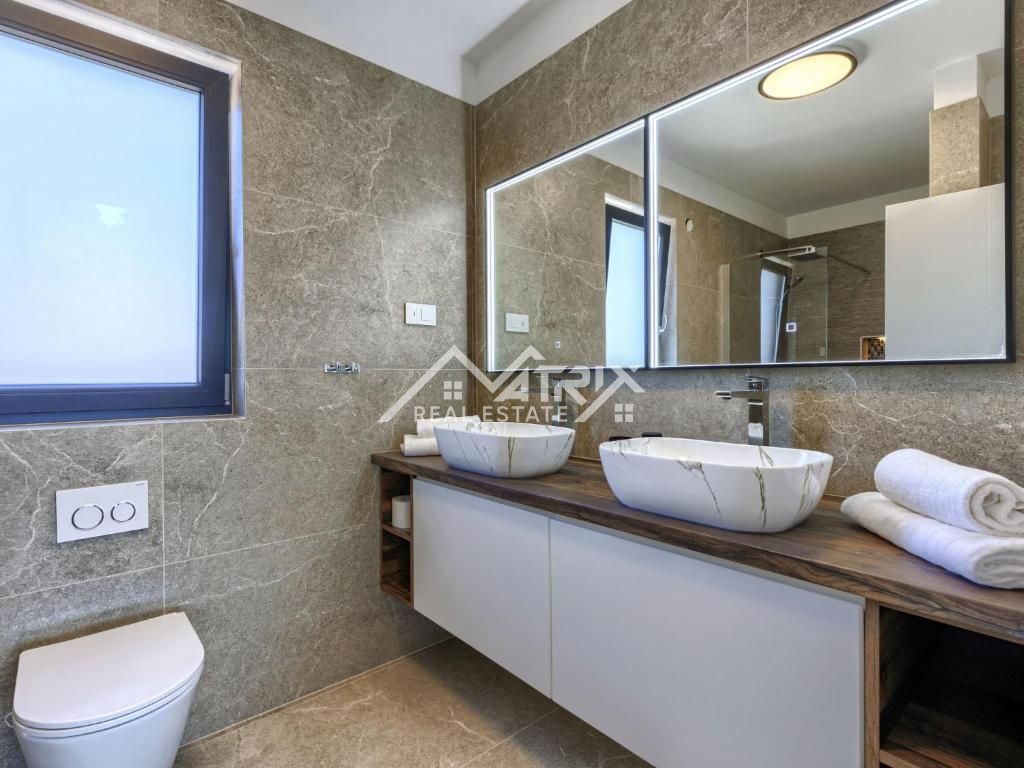 Poreč, Luksuzna moderna vila z bazenom in wellnessom