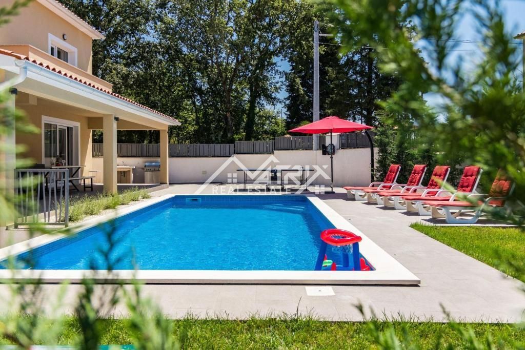 Območje Svetvinčenta, moderno opremljena hiša z bazenom