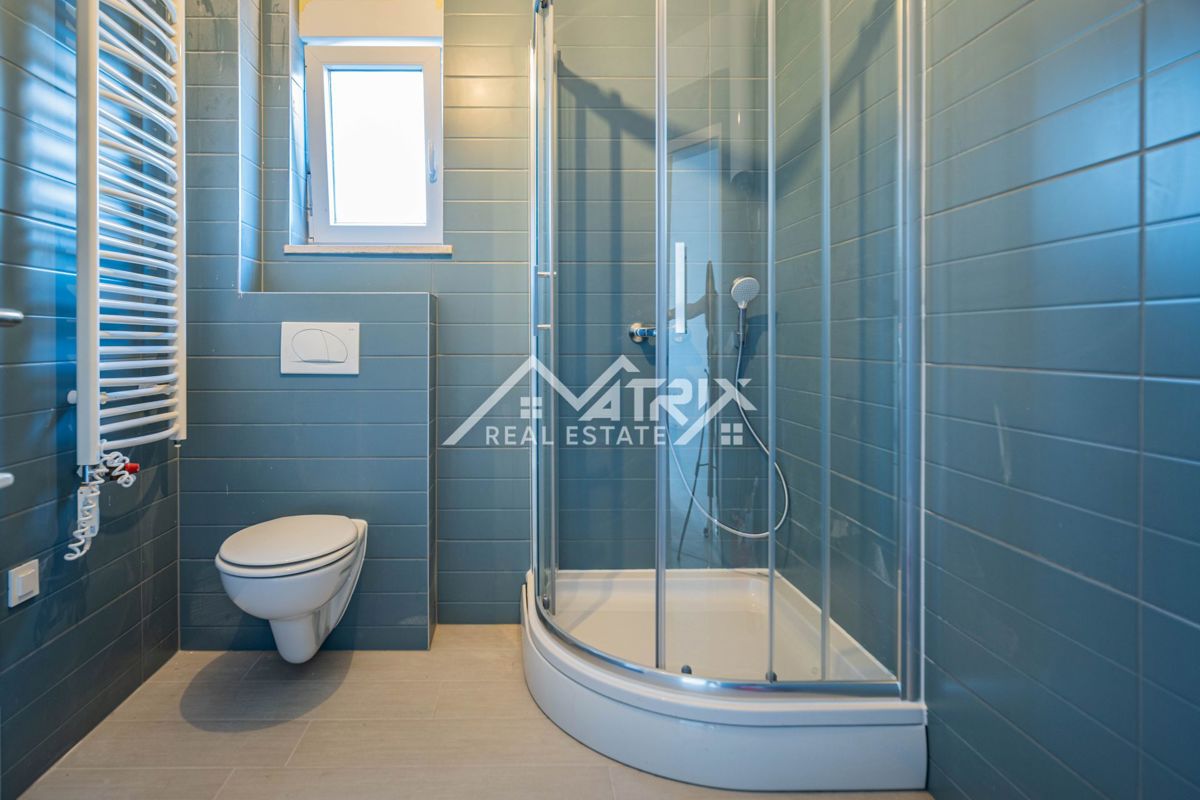 Pulj, 2-sobno stanovanje s teraso in garažo blizu centra