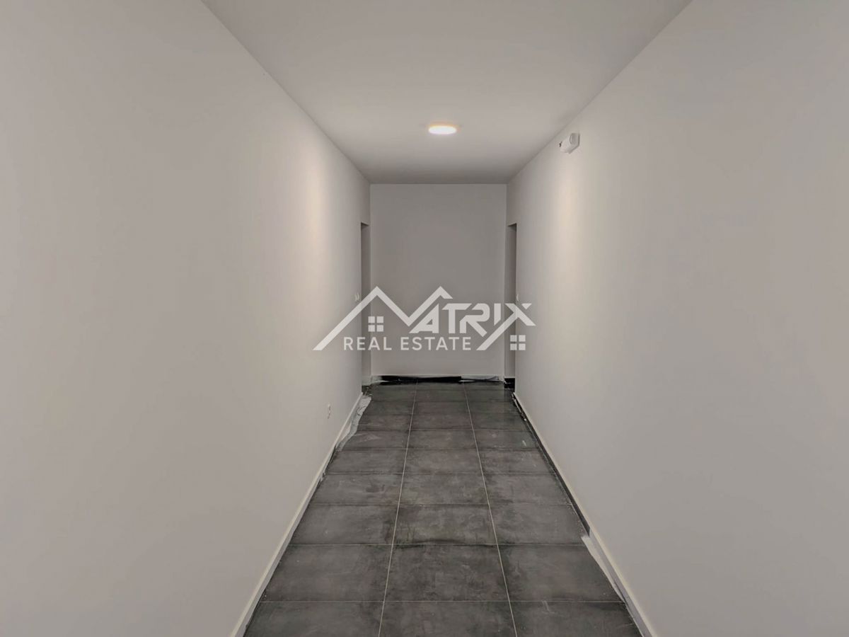 Pulj, 2-sobno stanovanje s teraso in garažo blizu centra