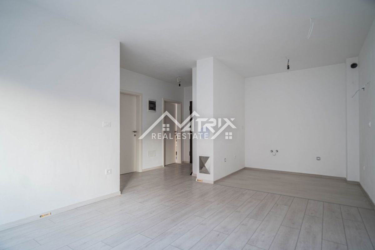 Pulj, 2-sobno stanovanje s teraso in garažo blizu centra