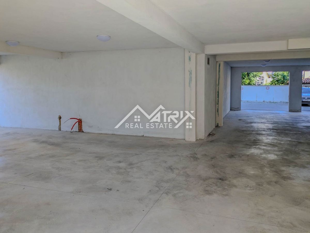 Pulj, 2-sobno stanovanje s teraso in garažo blizu centra