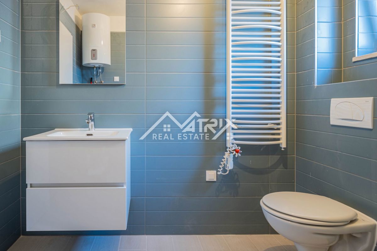 Pulj, 2-sobno stanovanje s teraso in garažo blizu centra