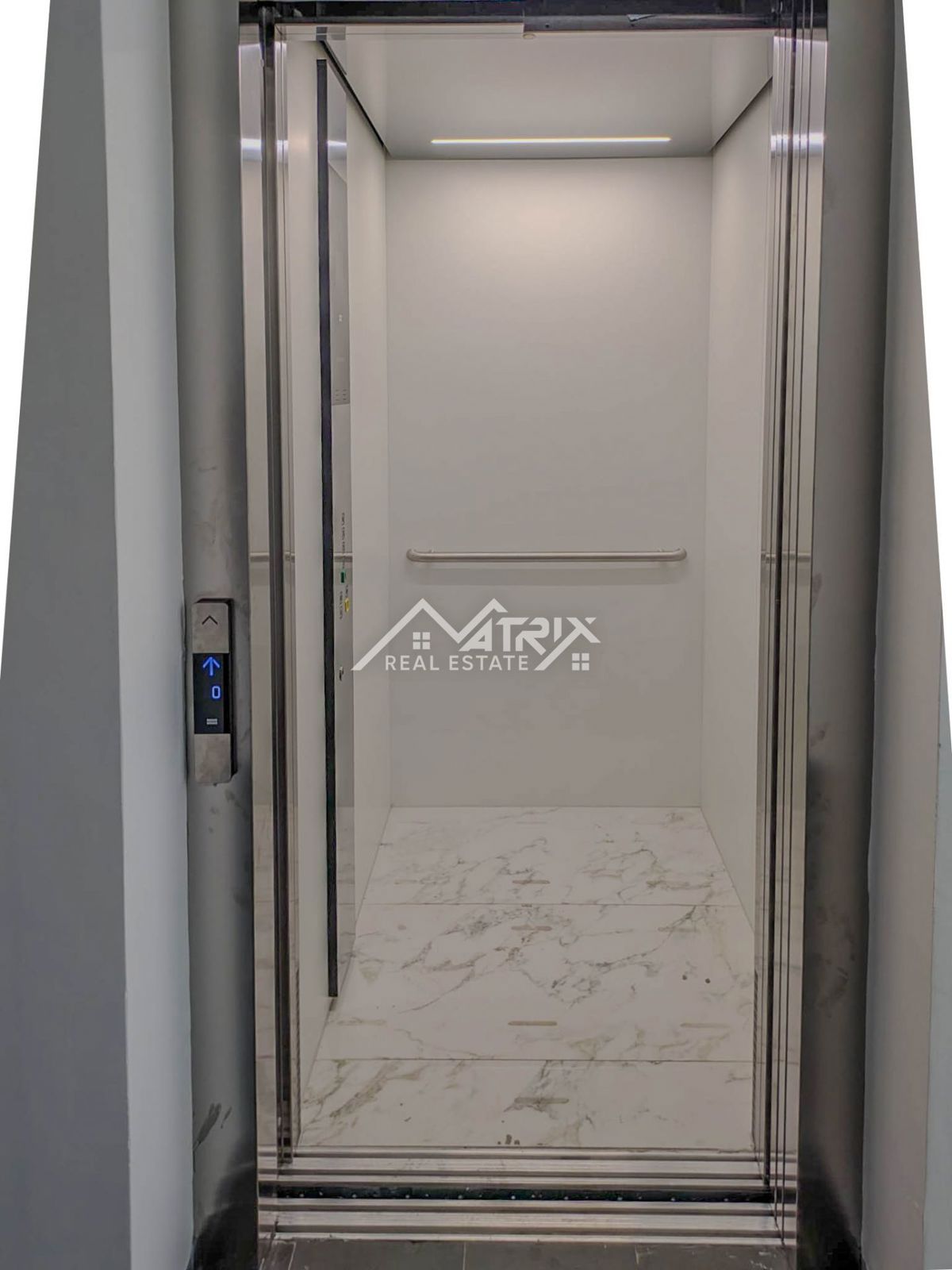 Pulj, 2-sobno stanovanje s teraso in garažo blizu centra