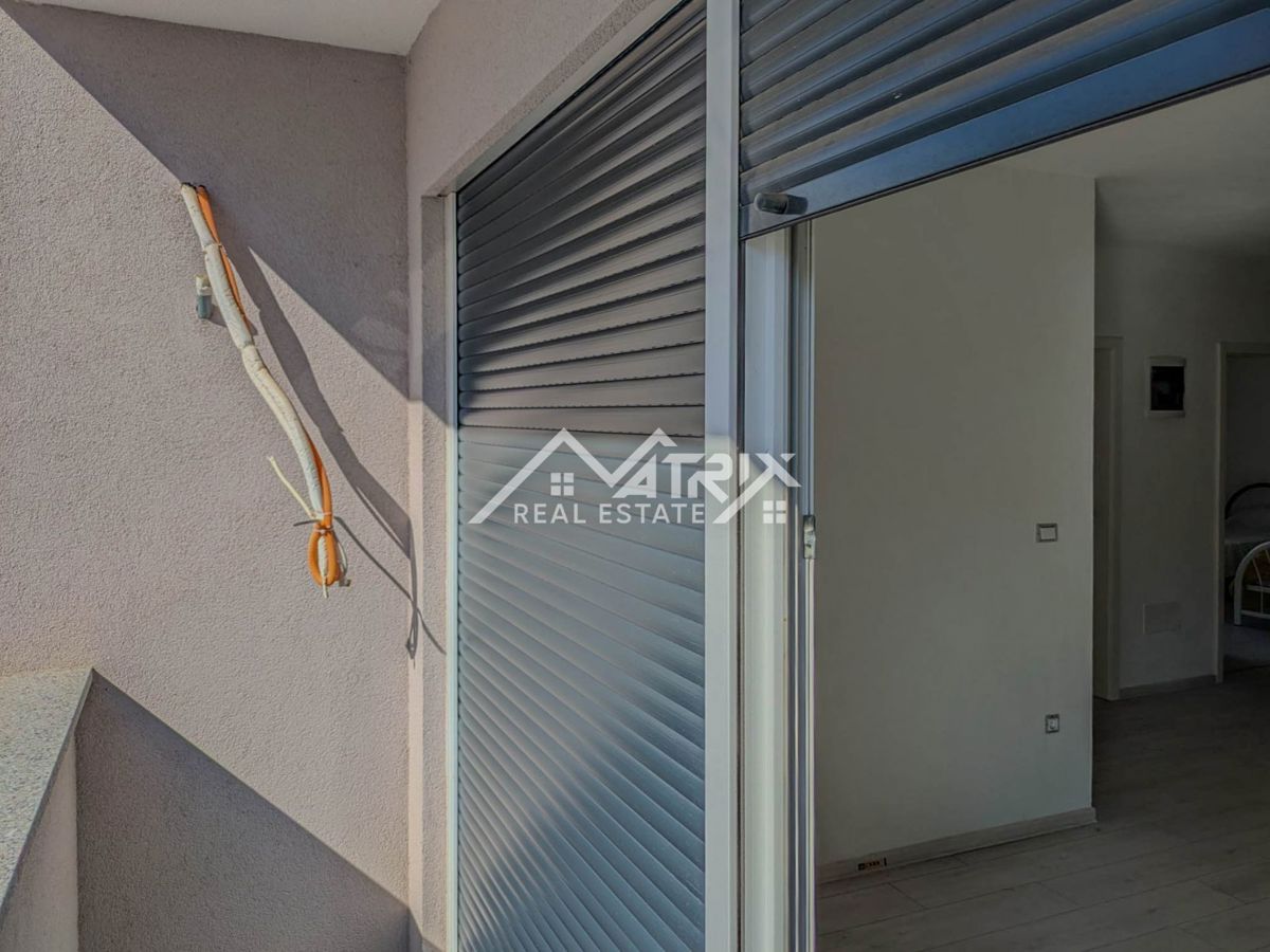 Pulj, 2-sobno stanovanje s teraso in garažo blizu centra