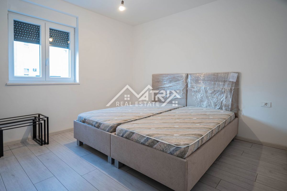 Pulj, 2-sobno stanovanje s teraso in garažo blizu centra