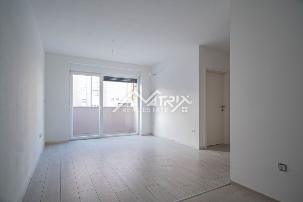 Pulj, 2-sobno stanovanje s teraso in garažo blizu centra