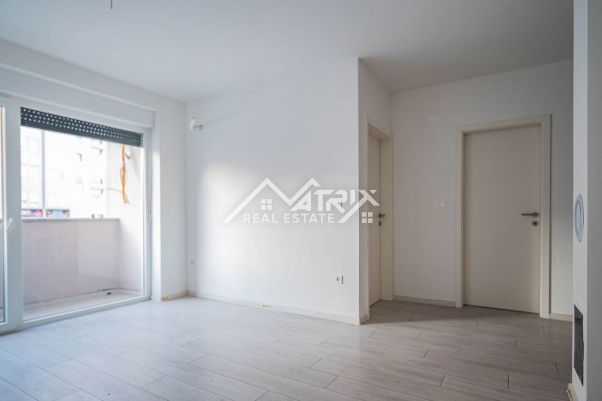 Pulj, 2-sobno stanovanje s teraso in garažo blizu centra